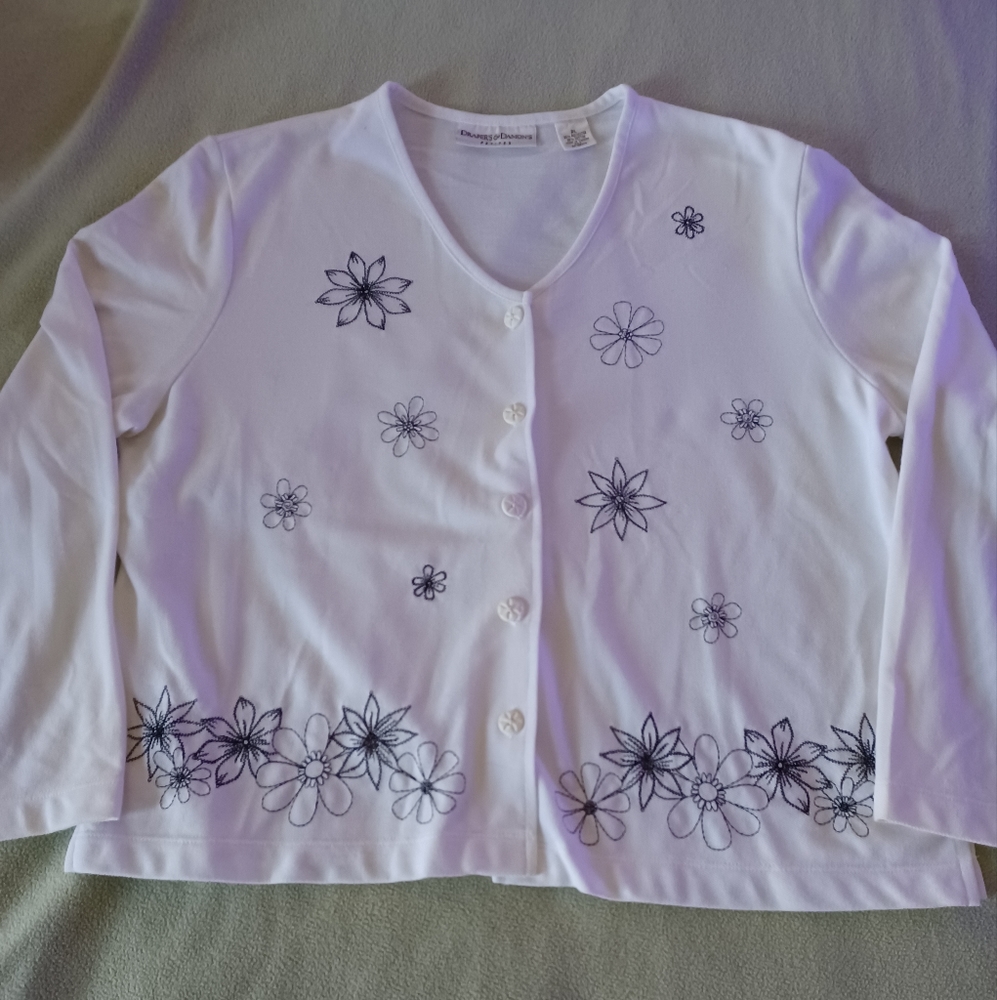 Drapers and Damons Women’s Button Front embroidered flowers top Sz Petit…